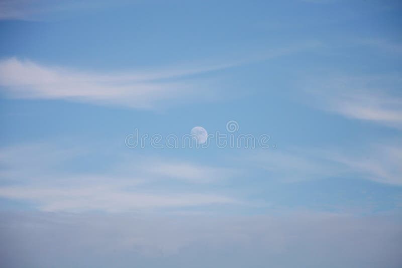 утренняя луна в ясном голубом небе Стоковое Фото - изображение  насчитывающей лунно, небо: 161932666