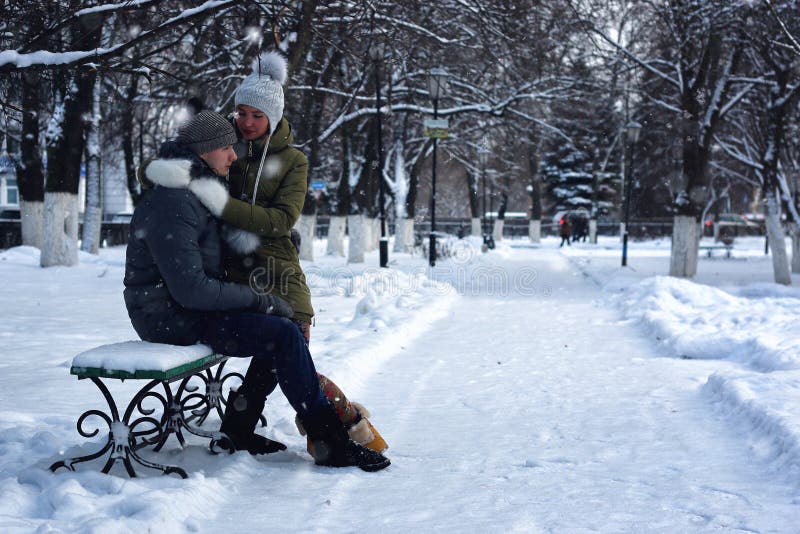 Люди зимой на скамейке