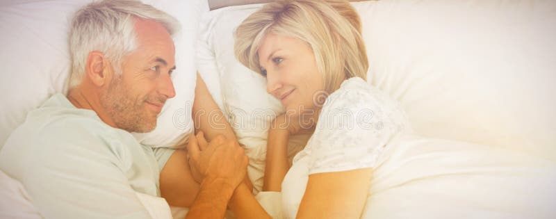 Взрослый мужчина ласкает. Пожилые мужчина и женщина в постели. Пожилая пара в кровати в обнимку. Пары средних лет в постели.
