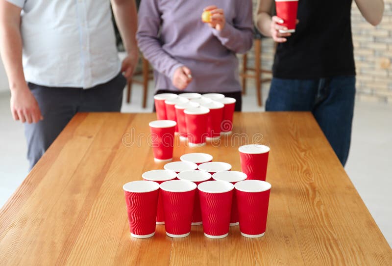 Люди играя pong пива в баре.