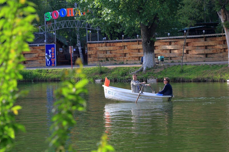 Туристы плыли по озеру на лодке