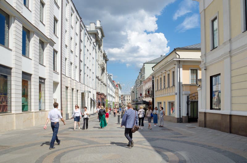 Столешников переулок Москва. Андрианова Столешников переулок. Столешников переулок Москва фото. Человек в переулке днем.