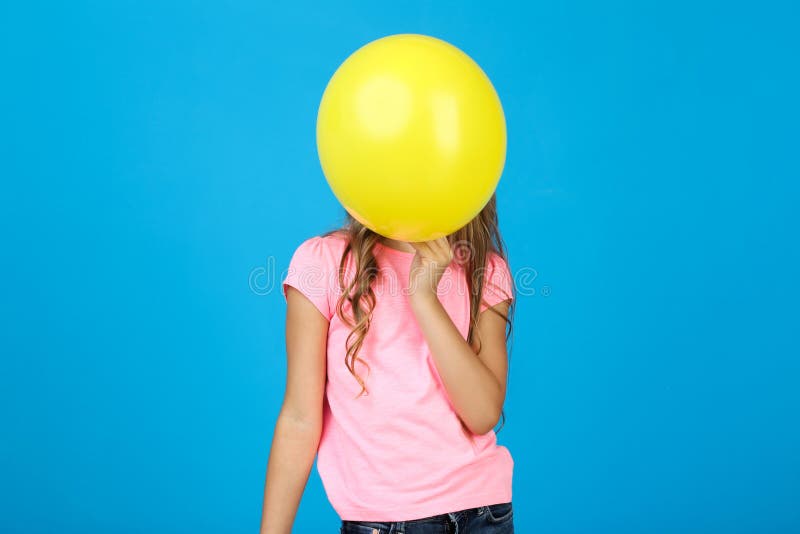 Включи желтая девочка. Девочка дует шарик. Дует желтый. Картина девушка с жёлтым шариком. Картинка девочка в желтом с шариком картинка.