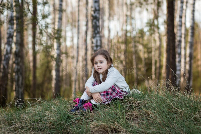 Включи девочку в лесу. Маленькая девочкой на природе грустная.