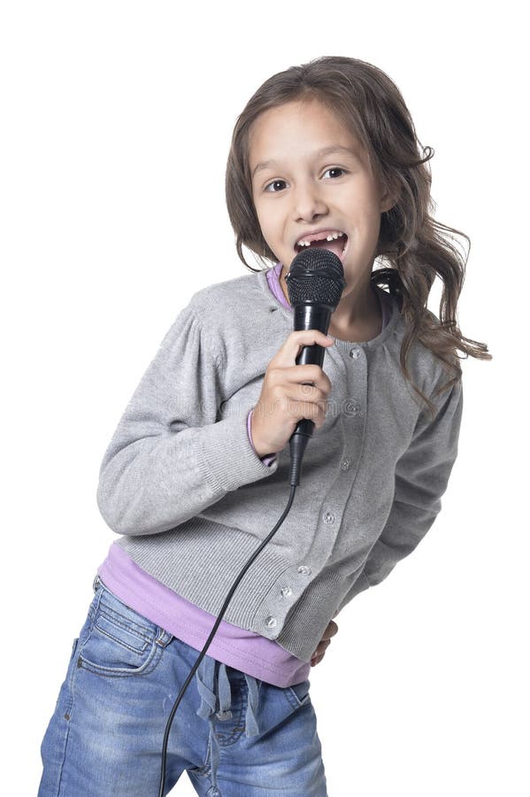 Какая сегодня петь. Девочка поет. Девочка с микрофоном. Маленькая девочка поет. Маленькая девочка с микрофоном.