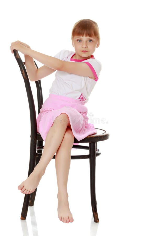 Ребенок сидит на ножках. Девочка на стуле. Девочка сидя. Маленьких девчонки на стуле. Маленькая девушка на стуле.