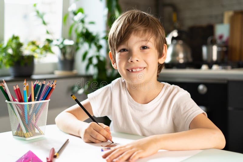 В 11 лет мальчик что делает. Мальчик делает уроки. Мальчик делает дизайн на компьютере. Мальчик сделаеть урок. Заставка детская Учимся без стресса.