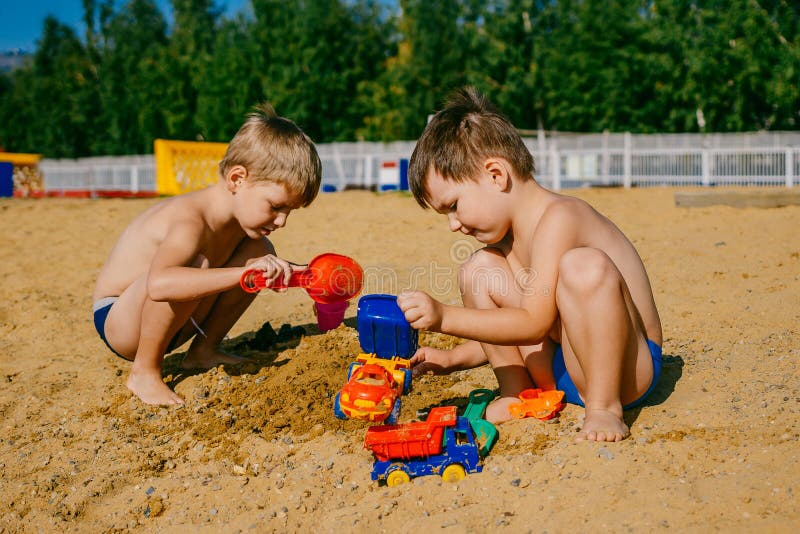 Мальчики играют на пляже. Мальчик и девочка загорают. Мальчики играют с мальчиками. Мальчики играют на раздевание.