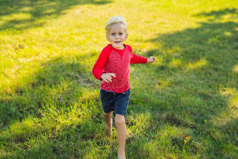 Звук бегущего мальчика. Мальчик бегает в траве. Бежит с улыбкой. Картинки мальчик Бегущий в пижаме. Фото ребенка 3 лет бегающего мальчика.