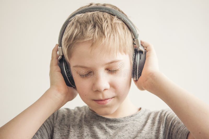 Песни которые слушают мальчики. Песни которые слушают мальчики. Boy listening to music. Мальчик слушает. Мальчик слушает.