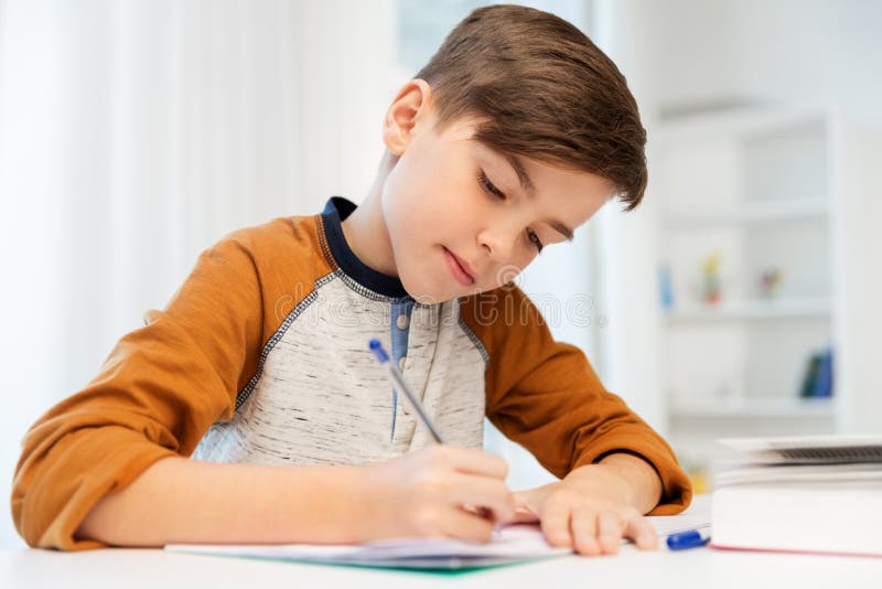 Мальчик делает домашнюю работу картинка. Boy doing homework. Предприимчивость мальчка. Мальчик делает ЖАМУ.