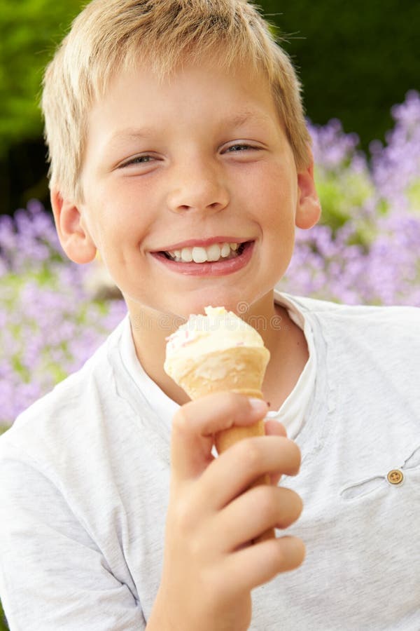 Мальчик облизывает. Ice cream boys. Девочка с большим мороженым. Мороженое для детей. Мальчик ест мороженое.