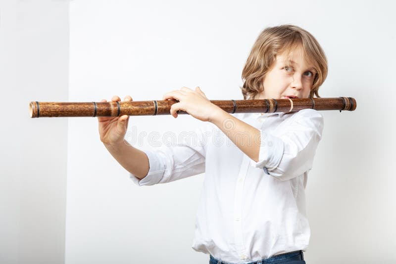Playing flute. Мальчик с бамбуковой флейтой. Flute boy. Как научиться играть на бамбуковойифлейте с нуля в домашних условиях.
