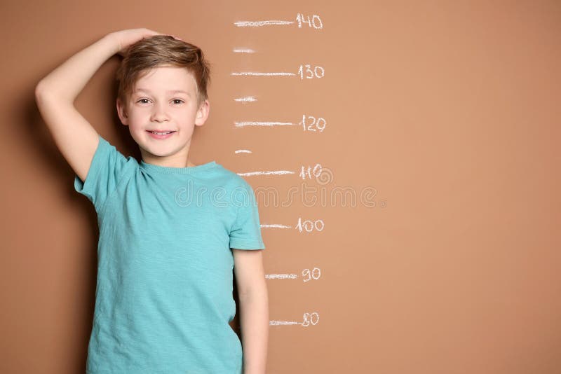 Child height. Измерение роста ребенка. Мальчик измеряет свой рост. Measuring children's height. Уверенный в себе школьник.