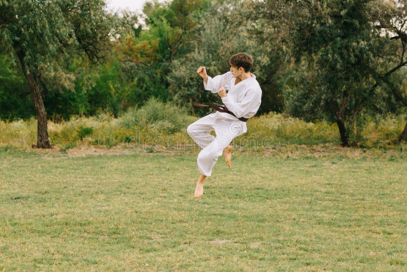 Я спешу на тренировку в кимоно сражаюсь. Karate boys Fighting. Каратист сидит на коленях. Петух и мальчик каратист видео.
