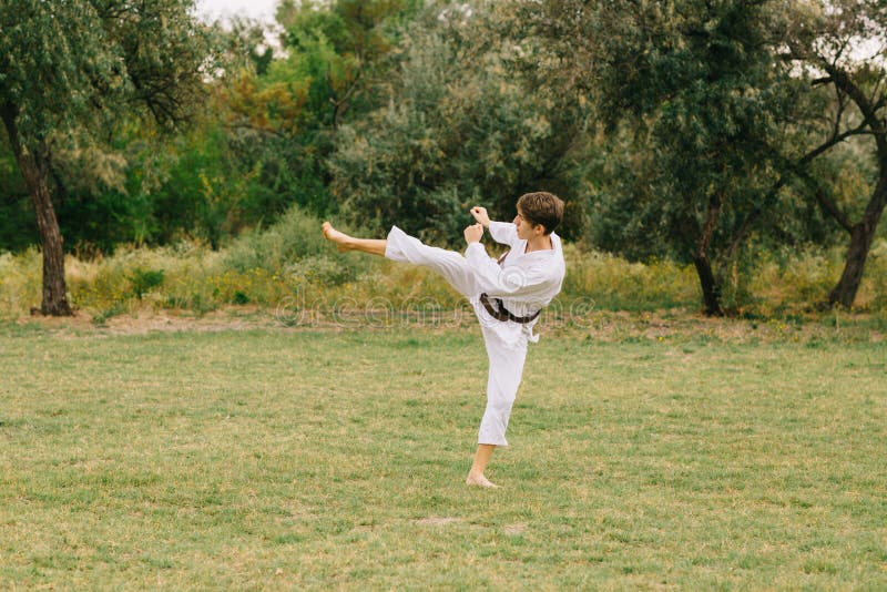 Я спешу на тренировку в кимоно сражаюсь. Босой мальчик каратист. Boys Vintage Karate Kick. Karate teen boys Fight.