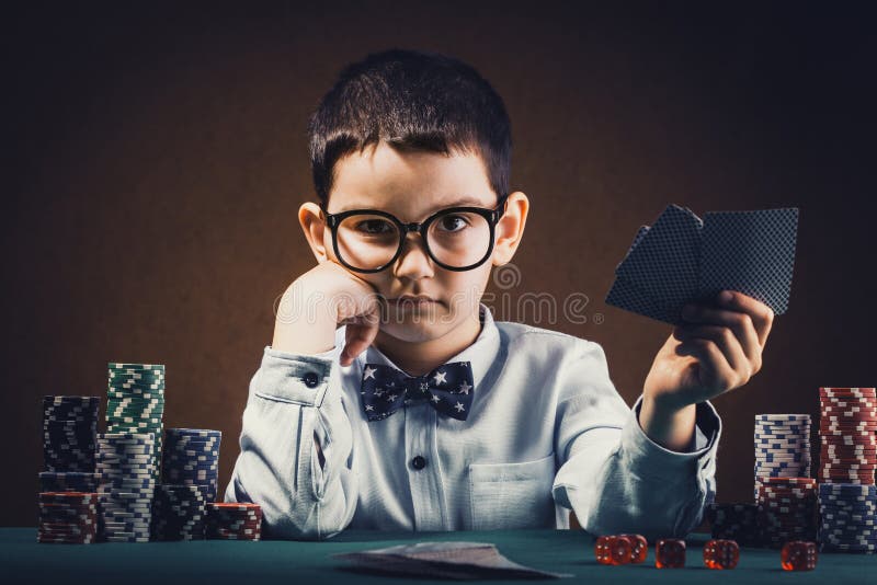 Маленький мальчик играл в карты покер где при регистрации дарят реальные деньги