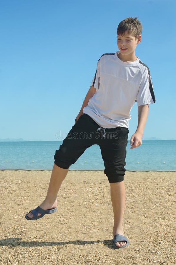 Мальчики 13 лет на пляже