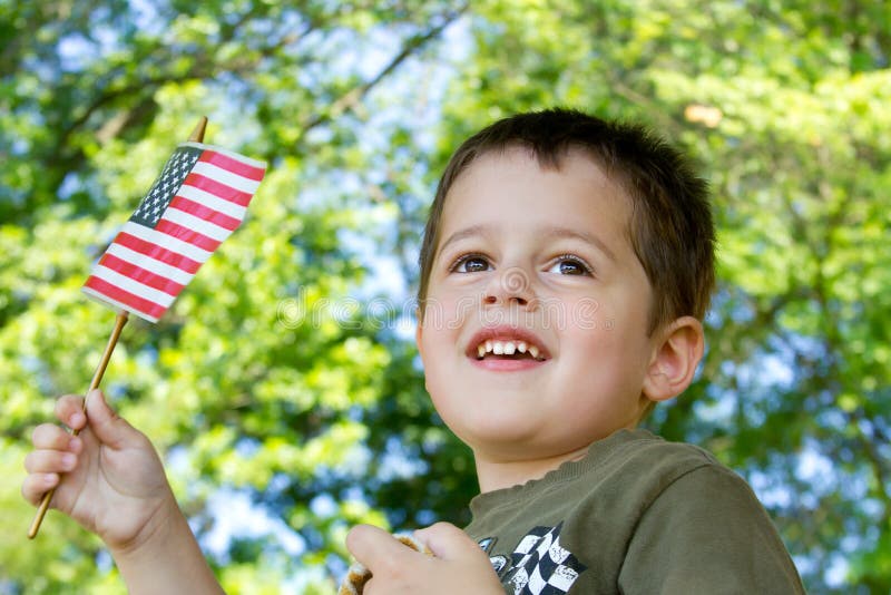 Мы флажками машем и поем. Патриотизм США. Американские дети машут флажками США. Независимость ребенка картинки jpg. Мальчик машет флагом л.