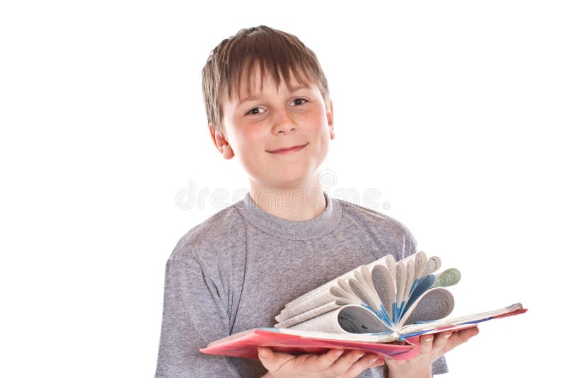 Том смотрит в книгу. Мальчик смотрит в книгу. Мальчик смотрит на право на пустом фоне.