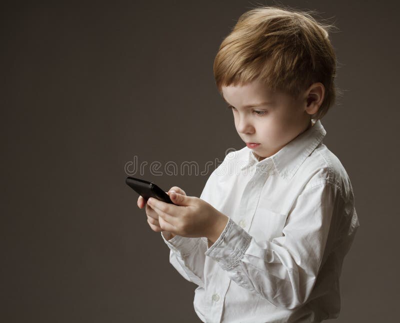 Телефон мальчик 6. Мальчик играющий в телефон. Мальчик с мобильным телефоном. Красивый мальчик с телефоном в руках. Ребенок с телефоном в руках.