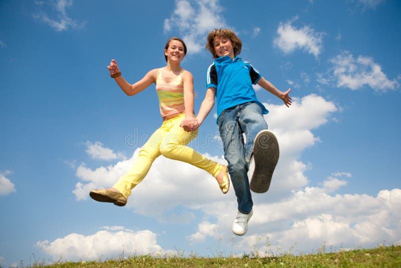 Радостные друзья-Тинейджеры в прыжке на лугу. Радостные друзья бьют. Радостные друзья и синий друг. Прыжки мальчишек через друг друга.