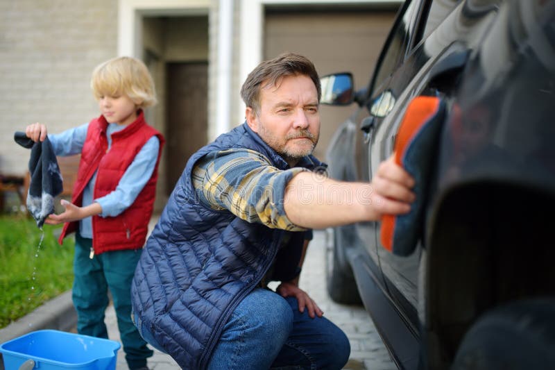 Игра папы помощники. Папа помощник. Технические помощники в семье. Dad is helping.