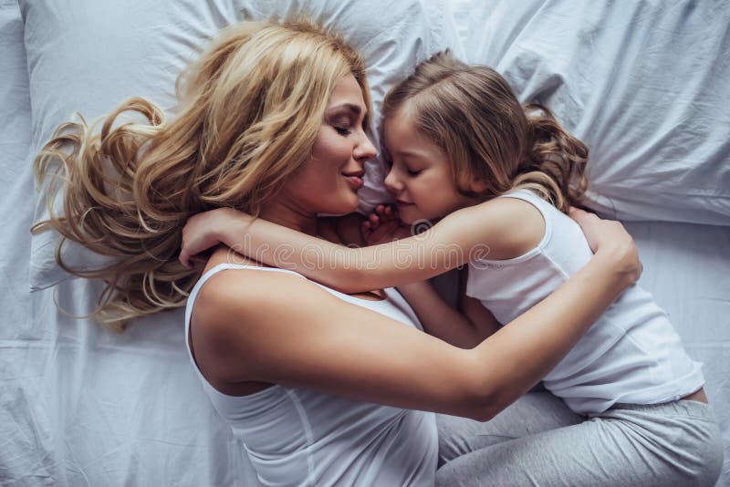 Мать и дочь обнимаются постель. Мама с дочкой обнимаются на кровати. Дочь домашнее. Обнимающиеся мать и дочь на диване. Домашние русских лесбиянок мам