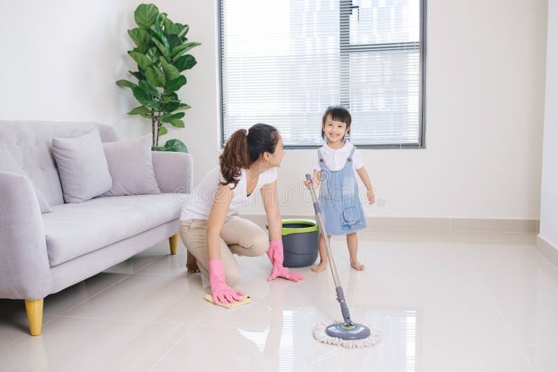 Mom cleaning room. Housework. Mom cleaning room. Уборка всей семьей. Уборка в комнате.