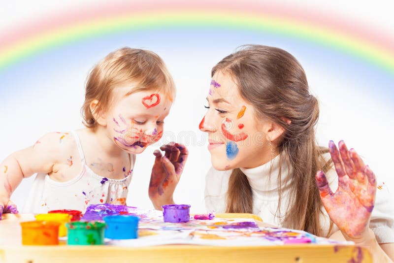 Почему дети красят. Рисуем маму красками. Мама с малышом рисуют красками рисунок. Мать и сын рисуют красками фото. Мама и малыш рисуют смех.