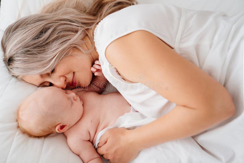 голая мать с младенцем
