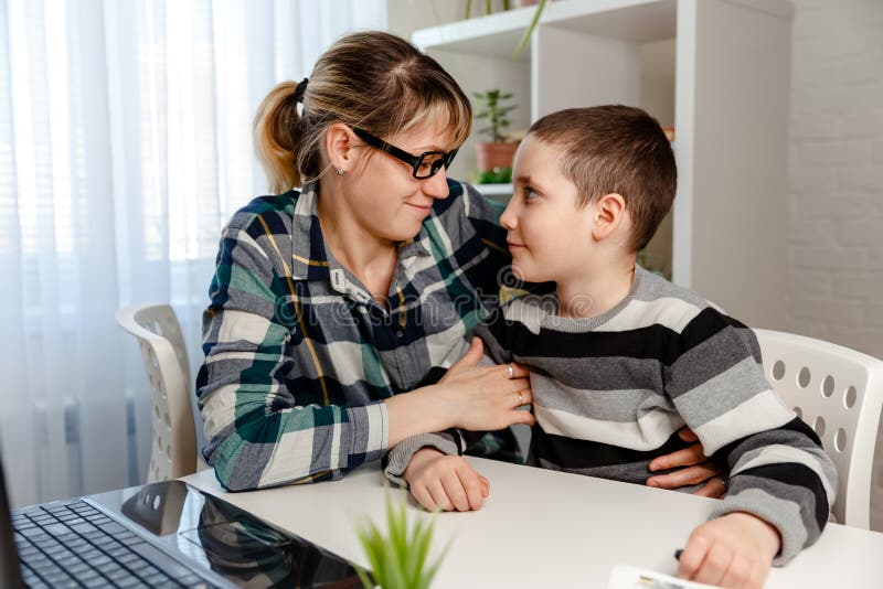 Мама на дистанционке. Помогла сыну. Mother doing homework with her son. Мама помогает сыну писять.