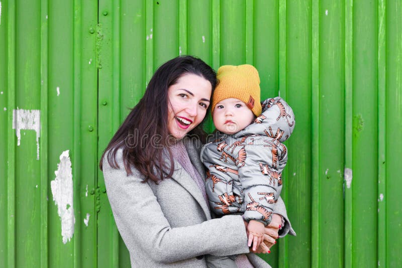 пальто для полных пожилых женщин. женские зимние пальто для пожилых женщин. сколько лет маме пальто. пальто для мамы. мальчик и девочка в пальто.