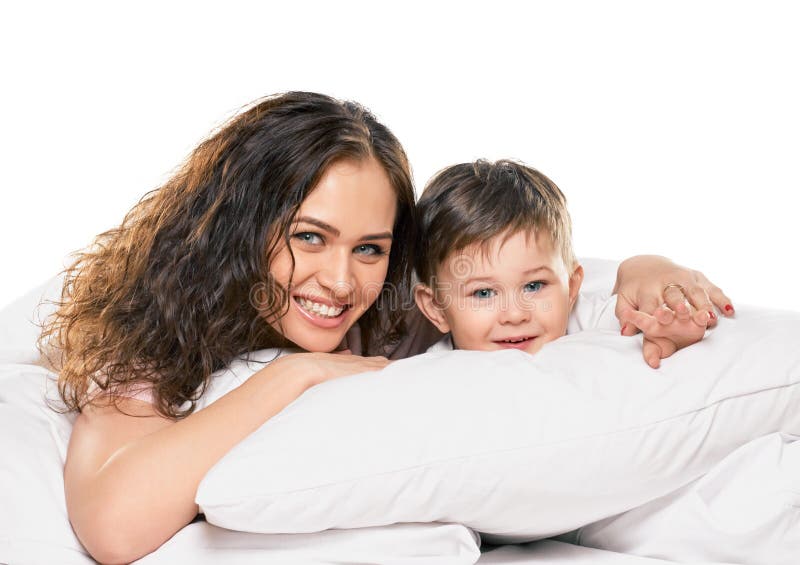 Мама с сыном в кровати стоковое изображение. изображение нас