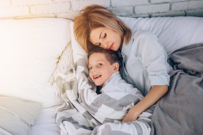 Фото матери и сына в кроватке. Мама с сыном в кровати утром. Boy woman in the Bed. Мама Груно держит ручку и спящего сына на кровати перед сон.