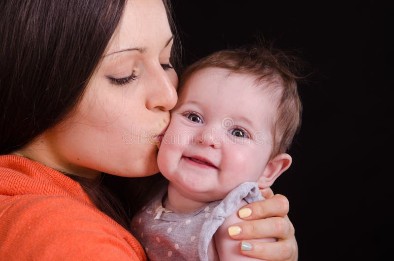 Видео целовать маму. Мама целует дочку. Портрет мать целует ребенка. Мама целует малыша в нос.