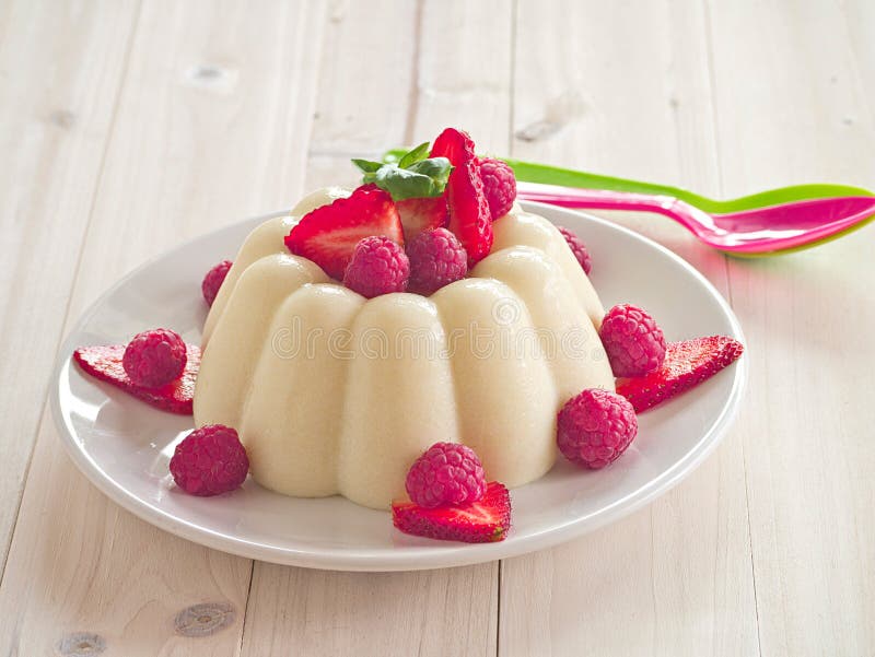 Манный пудинг с клубникой