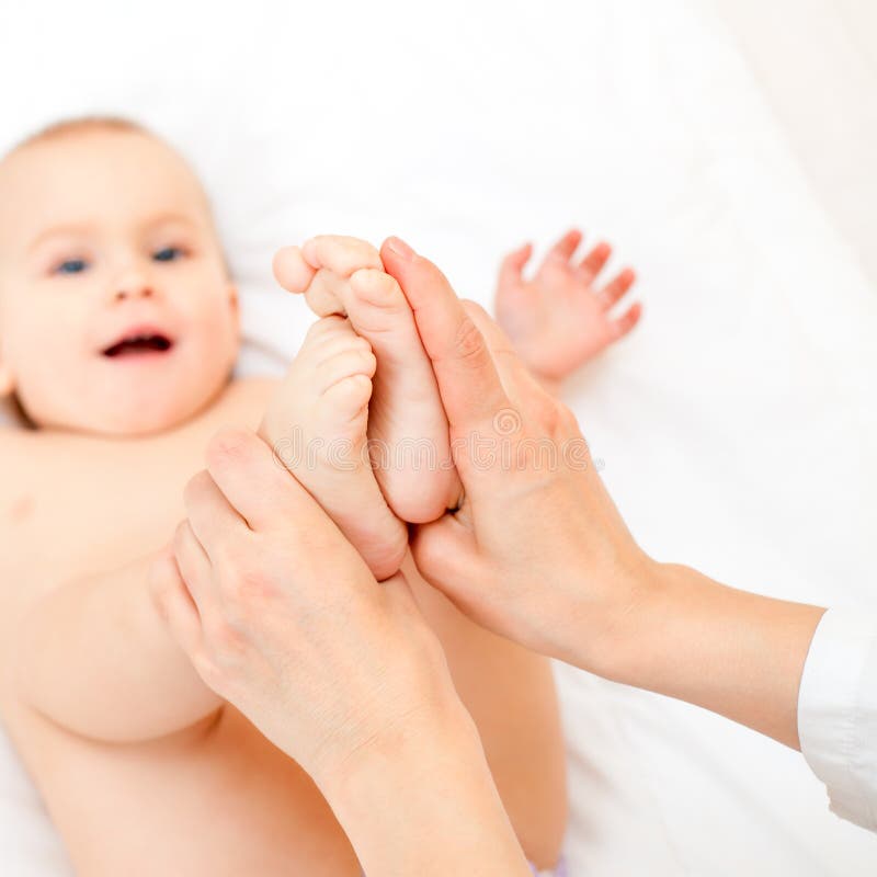 Little massage. Массаж детям фото. Massaging Baby foot. Little Baby massage. Стучать по ступням грудничку массаж.