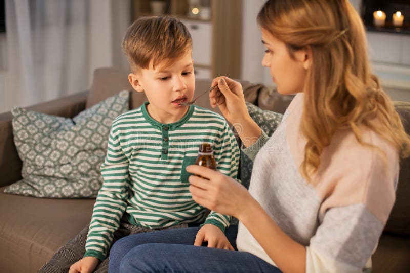 Подруги помогают молодой маме. Девочка ест банан. Подростки и родители. Мама и ребенок дай пять. Мальчик дает маме яблоко.