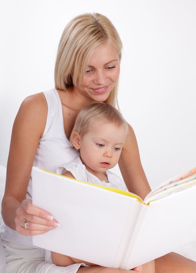 Молодая мама читать. Мама с дочкой читают книгу. Фотосессия мама читает дочке. Мама с дочкой и книгой сверху. Мама с младенцем и книжкой.