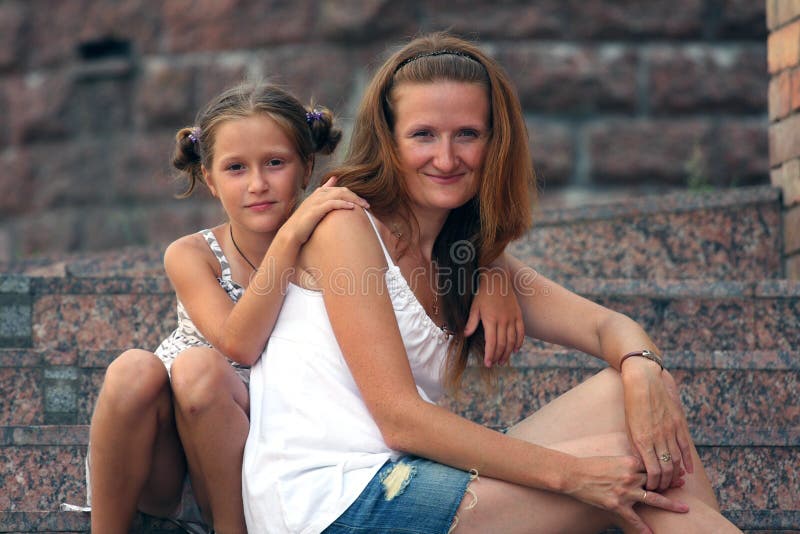Дочь без спроса. Несовершеннолетняя дочь. Русские мама и дочь подросток. Маленькая нудистка с мамой.