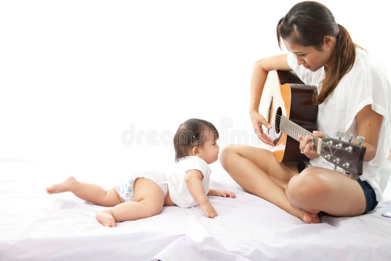 Слушать песни молодая мама. Картинки мама играет на гитаре. Мама играет у Коста на гитаре детям картинка.