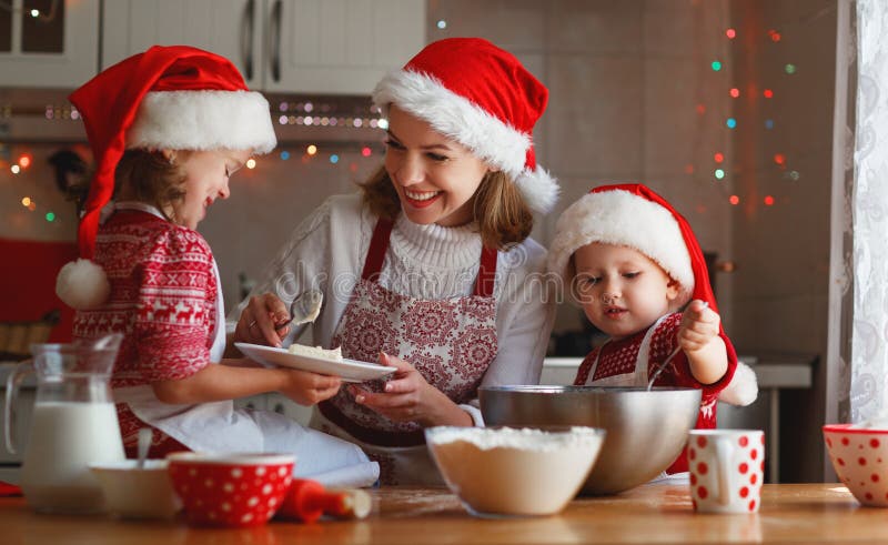 Дети пекут пряники