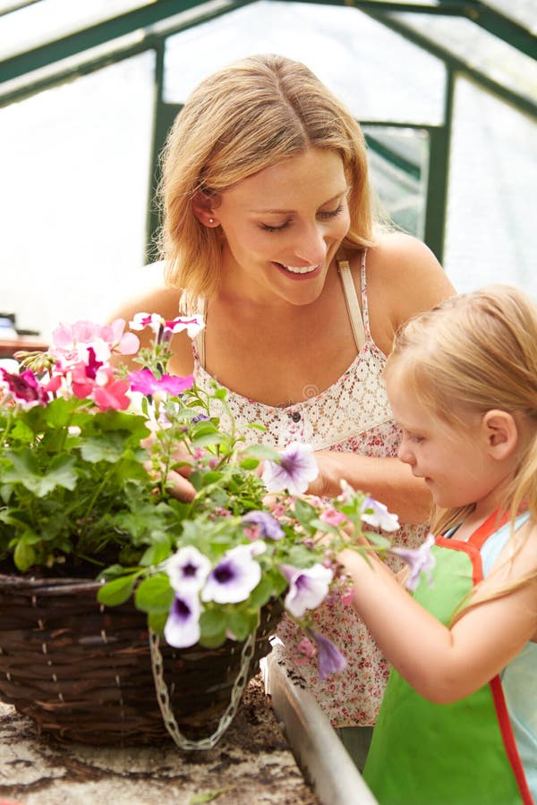 Папа дарит дочке цветы. Отец и дочь. Дети и родители в огороде. Огород для детей. Папа дочки растение.