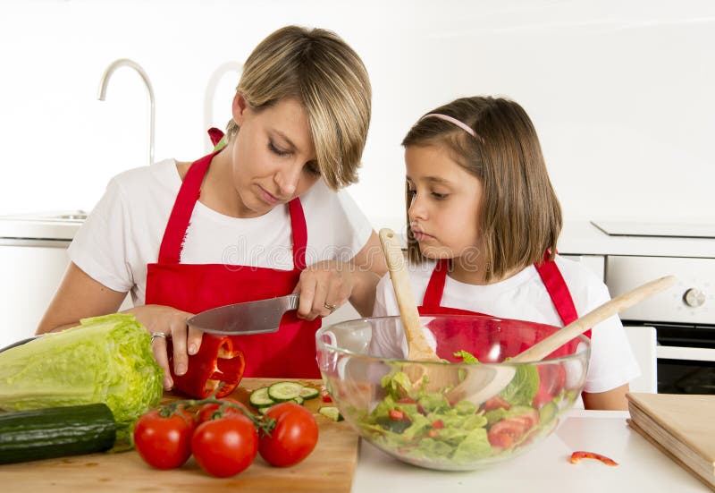 Мама с дочкой готовят. Мама с дочкой готовят салат. Мама готовит на кухне салатик. Фото где мама готовит салат. Программа мама готовит