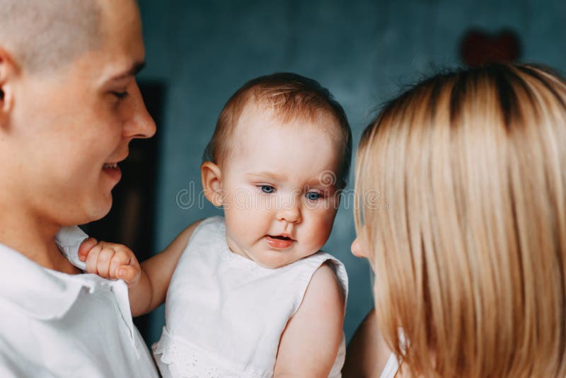 Варя папа мама. Spouses are hugging their Baby.