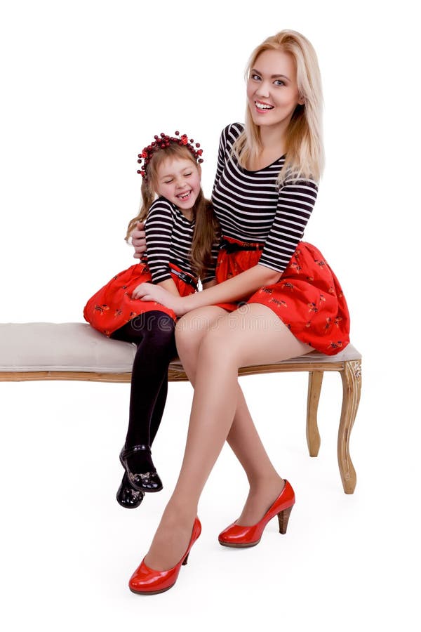 Счастливая семья с дочкой. Сначала маму потом дочь. Мама и дочка. Высказывание о дететях. Кислородную маску сначала на себя а потом на ребенка.