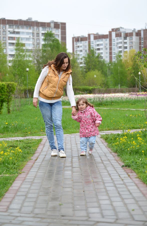 Дочь гуляла. Мама и дочь гуляют. Мама и дочь гуляют по городу.