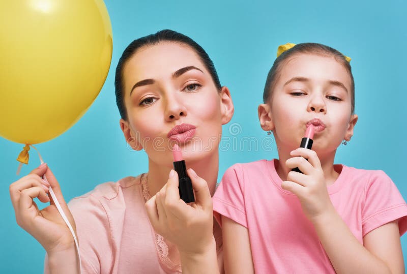 Мама с дочкой красятся. Фотосессия мама дочка с косметикой. Девочка с мамой с косметикой. Мама красит губы.