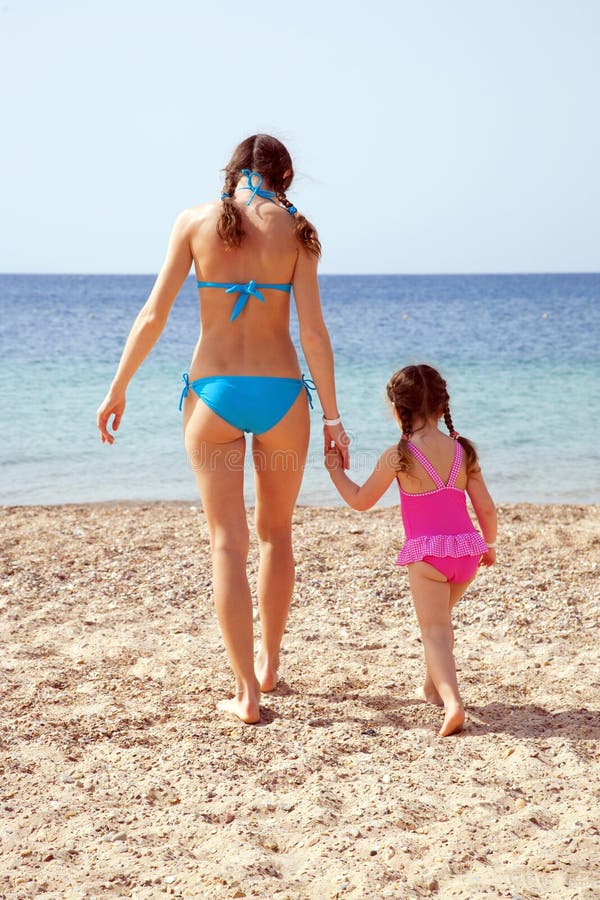 Трусы мама с дочкой. Дочь на пляже. Дочка на море. Дочь подросток пляж. Красивая мама и дочь на пляже.